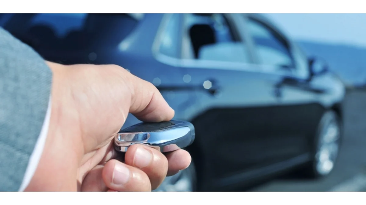 Người dùng bấm remote điều khiển khóa cửa ô tô