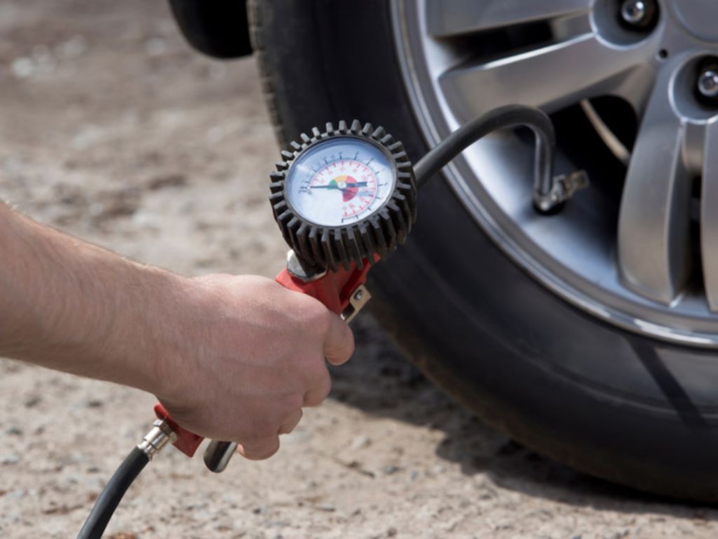 Kiểm tra áp suất lốp xe bằng đồng hồ đo tay trước khi reset cảm biến áp suất lốp để đảm bảo thông số chính xác.