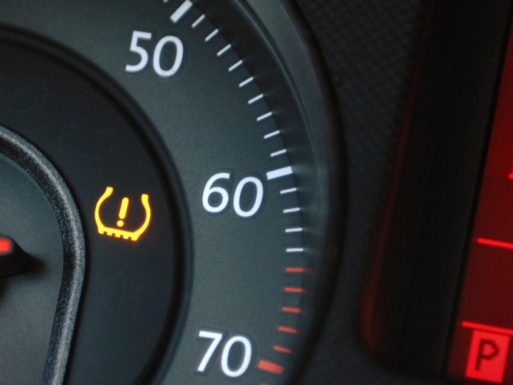 Đèn cảnh báo cảm biến áp suất lốp bật sáng trên bảng đồng hồ xe, cần reset cảm biến áp suất lốp để khôi phục trạng thái bình thường.