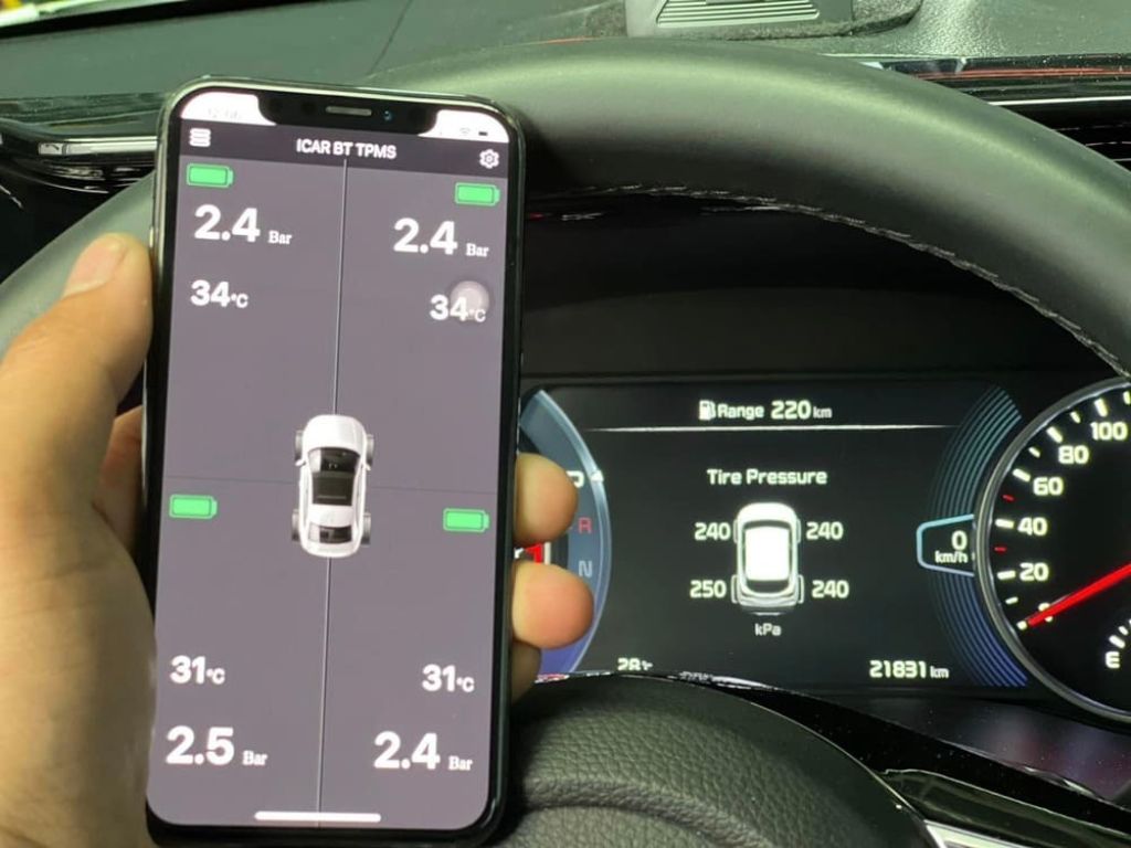Ứng dụng điện thoại hiển thị thông số áp suất lốp từng bánh, cho phép kiểm tra và reset cảm biến áp suất lốp dễ dàng qua Bluetooth.