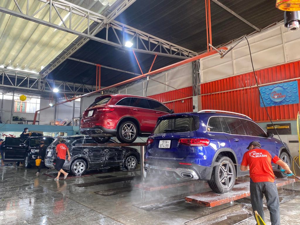 Nhân viên VinaWash đang rửa xe detailing cho các dòng SUV Mercedes trong khu dịch vụ chuyên nghiệp.