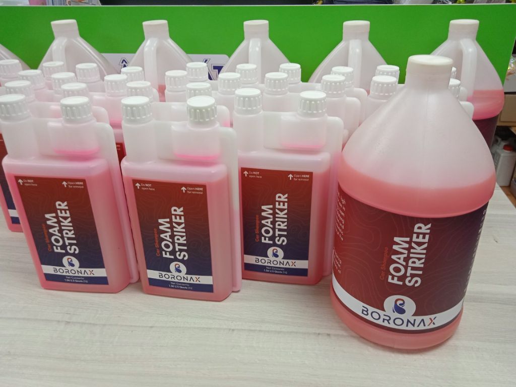 Dung dịch tạo bọt chuyên dụng Boronax Foam Striker dùng trong quy trình rửa xe detailing chuyên nghiệp.
