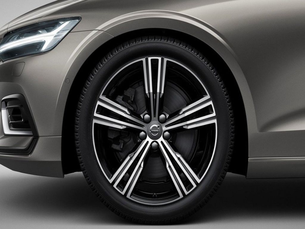 Sơn mâm xe ô tô 5 chấu kép thể thao trên xe Volvo cao cấp.