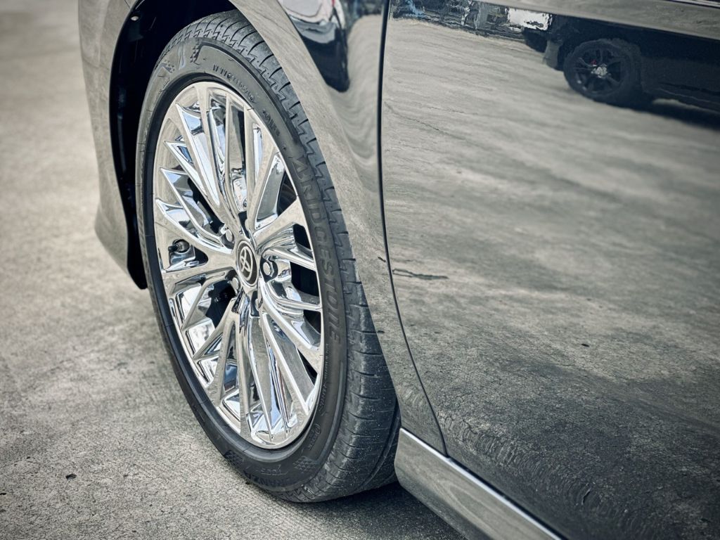 Sơn mâm xe ô tô mạ crom sáng bóng, tăng vẻ sang trọng cho xe Toyota.