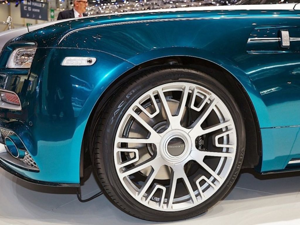 Sơn mâm xe ô tô Mansory độc đáo, nâng tầm đẳng cấp cho Rolls-Royce.