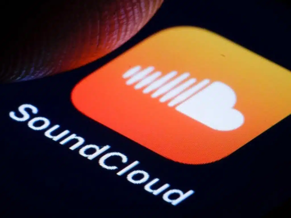 Ứng dụng SoundCloud trên điện thoại – nền tảng phổ biến để tải nhạc cho xe ô tô và nghe nhạc trực tuyến mọi lúc.