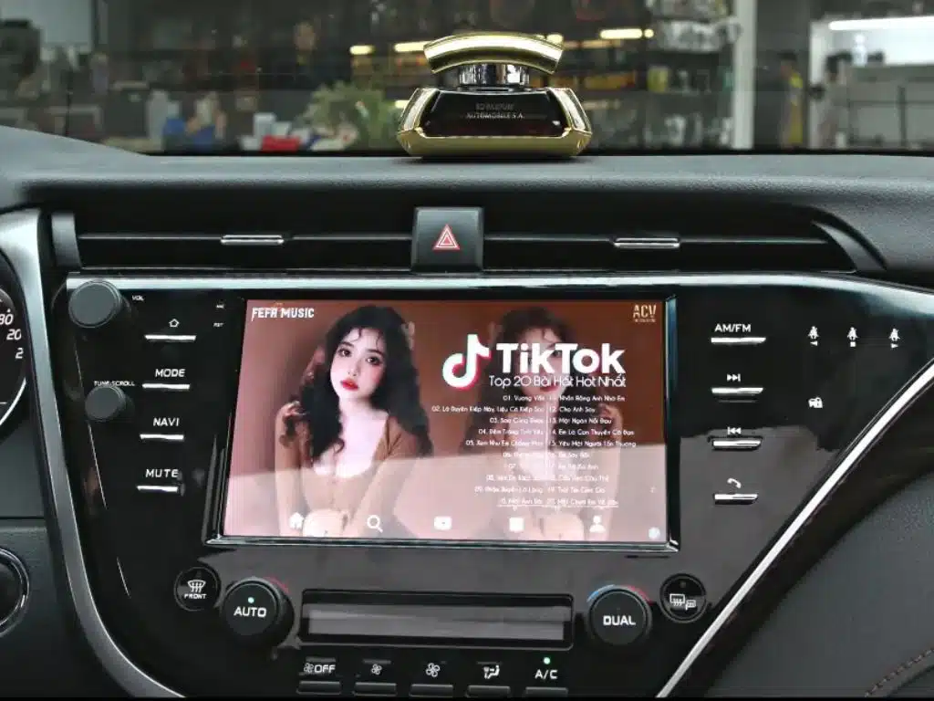 Màn hình giải trí ô tô hiển thị danh sách bài hát TikTok – gợi ý tải nhạc cho xe ô tô qua ứng dụng trực tuyến