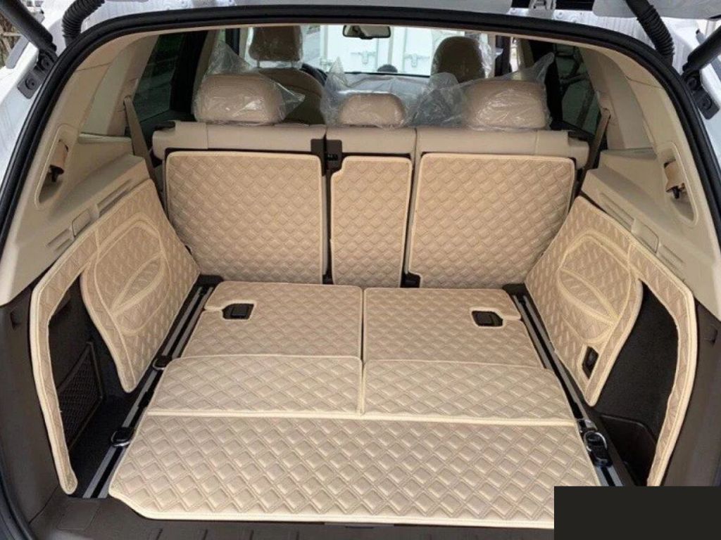 Thảm lót sàn 6D bọc toàn bộ khoang hành lý ô tô, tăng tính thẩm mỹ và bảo vệ nội thất xe khỏi bụi bẩn.