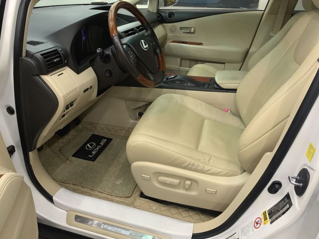 Thảm lót sàn 6D ô tô màu kem cho xe Lexus, giúp nội thất sạch sẽ và tăng độ sang trọng cho khoang lái.