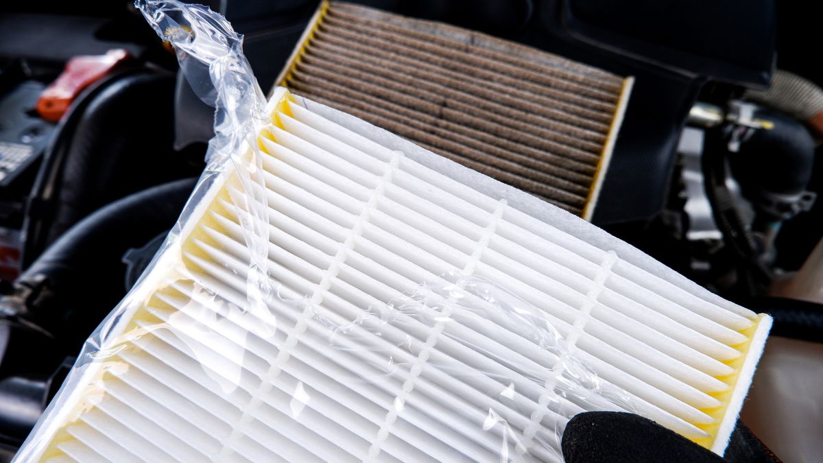 Thay lọc gió điều hòa ô tô bị bẩn nếu cảm thấy máy lạnh xe hơi không mát