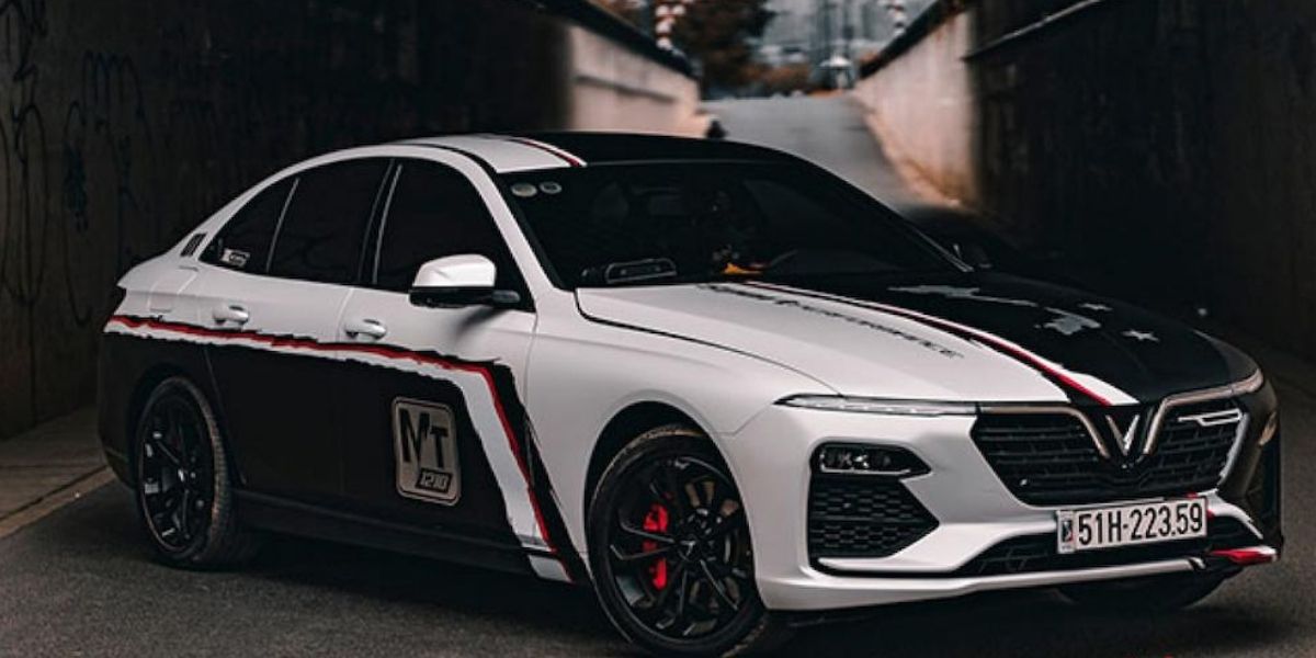 Mẫu thiết kế decal dán xe hơi thể thao với tông đen trắng đỏ nổi bật, phong cách đường phố cá tính.