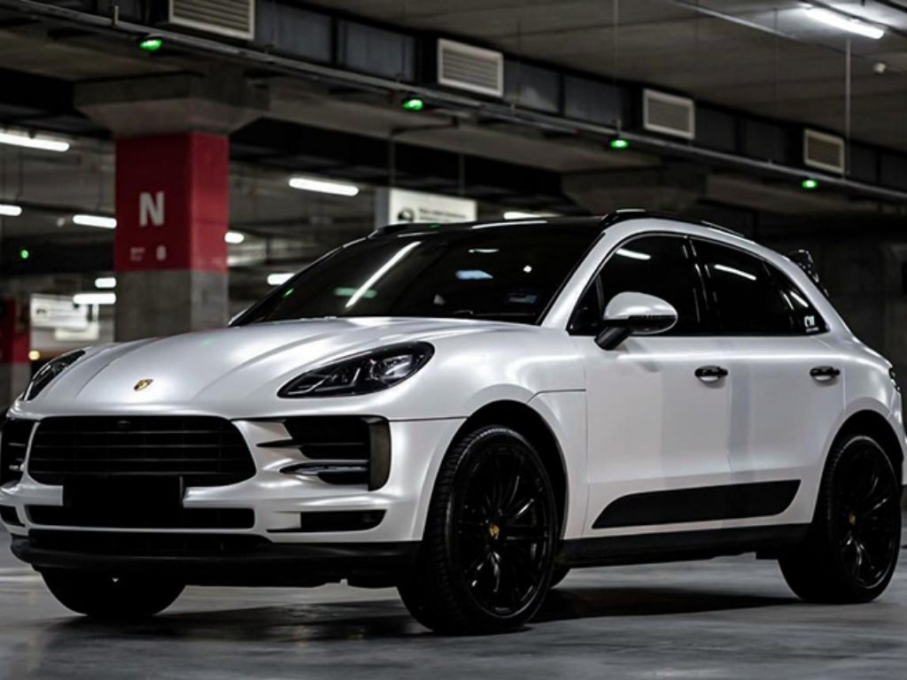 Thiết kế decal dán xe hơi cao cấp trên dòng SUV sang trọng, tông màu trắng đen tinh tế.