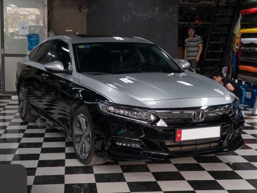 Mẫu thiết kế decal dán xe hơi hai tông màu đen bạc giúp tăng vẻ sang trọng cho sedan hiện đại.