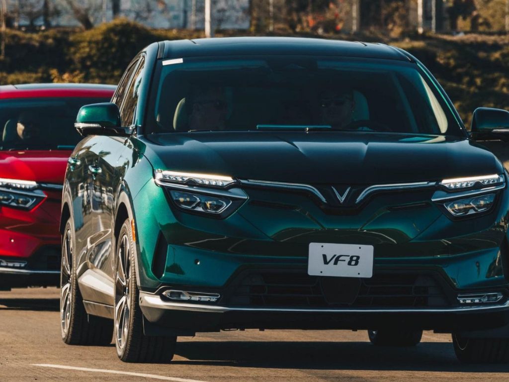 Dàn xe điện VinFast VF8 cho thuê tự lái, thiết kế sang trọng và vận hành êm ái.