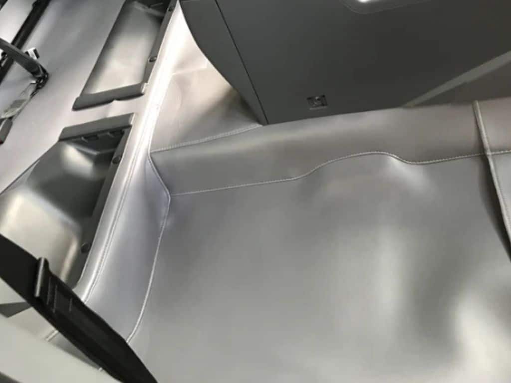 Trải sàn da ô tô màu xám sáng phủ toàn bộ sàn xe