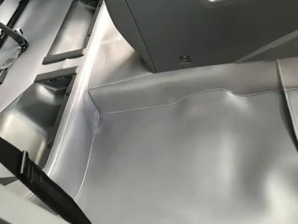 Trải sàn da ô tô màu xám sáng phủ toàn bộ sàn xe