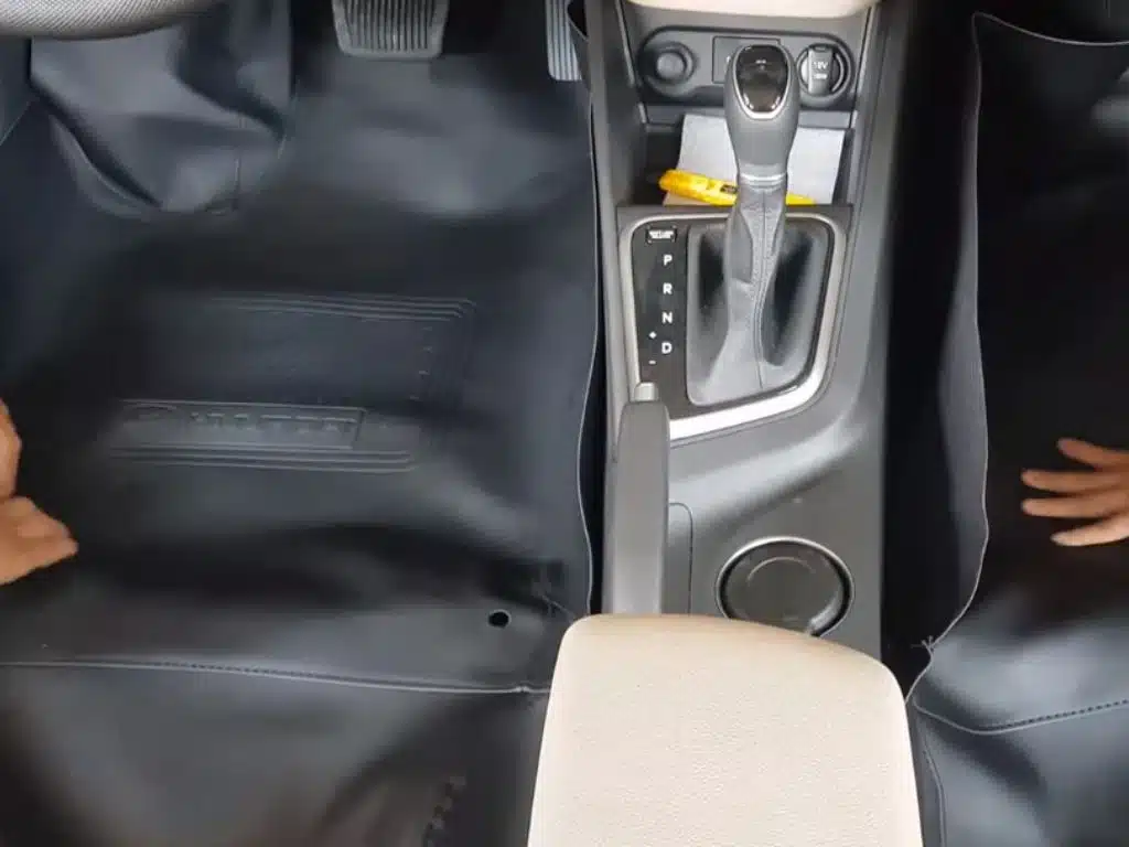 Lắp đặt trải sàn da ô tô tại khu vực cần số, bảo vệ sàn xe khỏi bụi bẩn và nước.