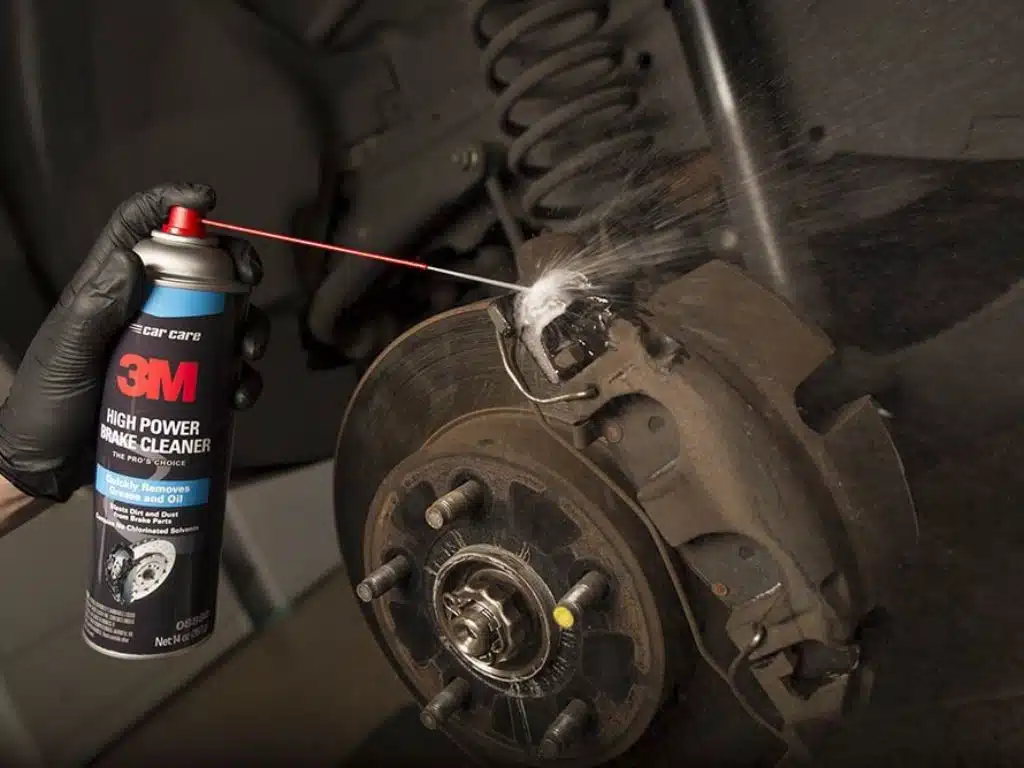 Sử dụng dung dịch vệ sinh phanh 3M tại trung tâm chăm sóc xe hơi để làm sạch bụi bẩn và dầu mỡ trên hệ thống phanh.