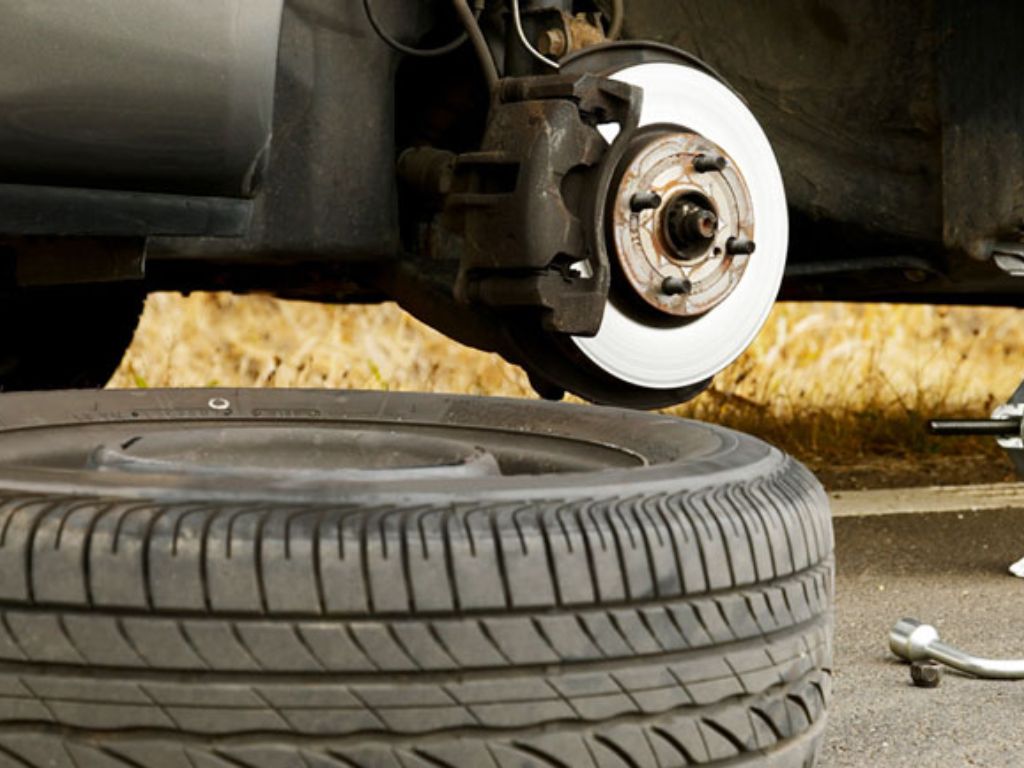 Lốp ô tô bị tháo ra khỏi xe để kiểm tra