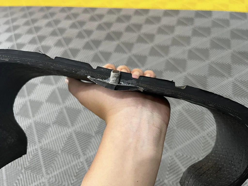 Lốp ô tô bị thủng, cần vá lốp ô tô tại nhà để đảm bảo an toàn khi di chuyển.