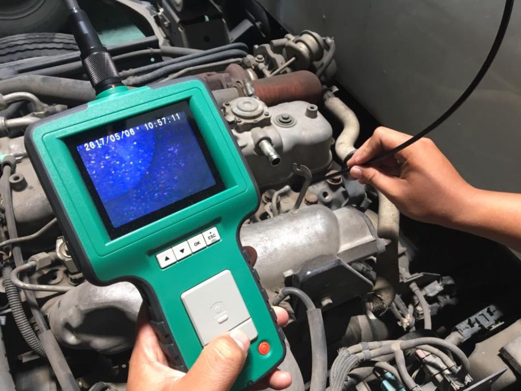 Sử dụng camera nội soi để kiểm tra tình trạng muội than trong buồng đốt ô tô trước khi tiến hành vệ sinh.