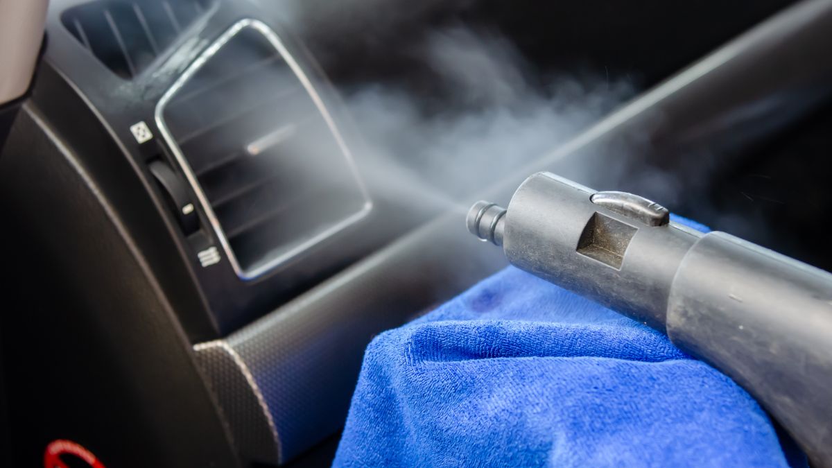 Điều hoa ô tô không mát cần được vệ sinh dàn lạnh