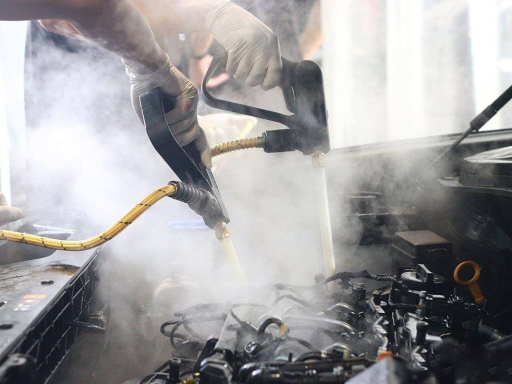 Vệ sinh khoang máy bằng hơi nước nóng 