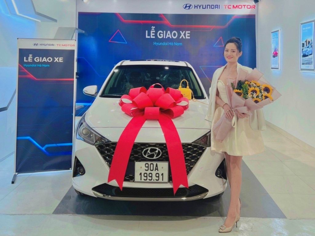 Khách hàng nhận xe 4 chỗ đẹp Hyundai Accent trong lễ giao xe tại showroom