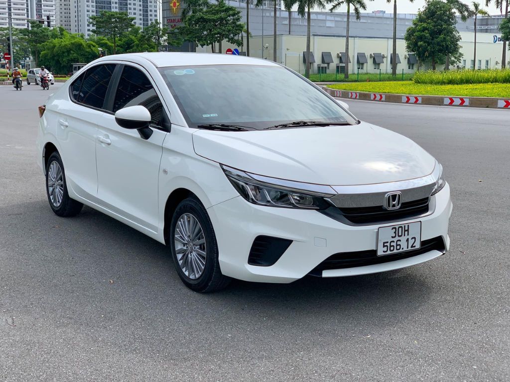 Xe 4 chỗ đẹp Honda City màu trắng sang trọng trên đường phố