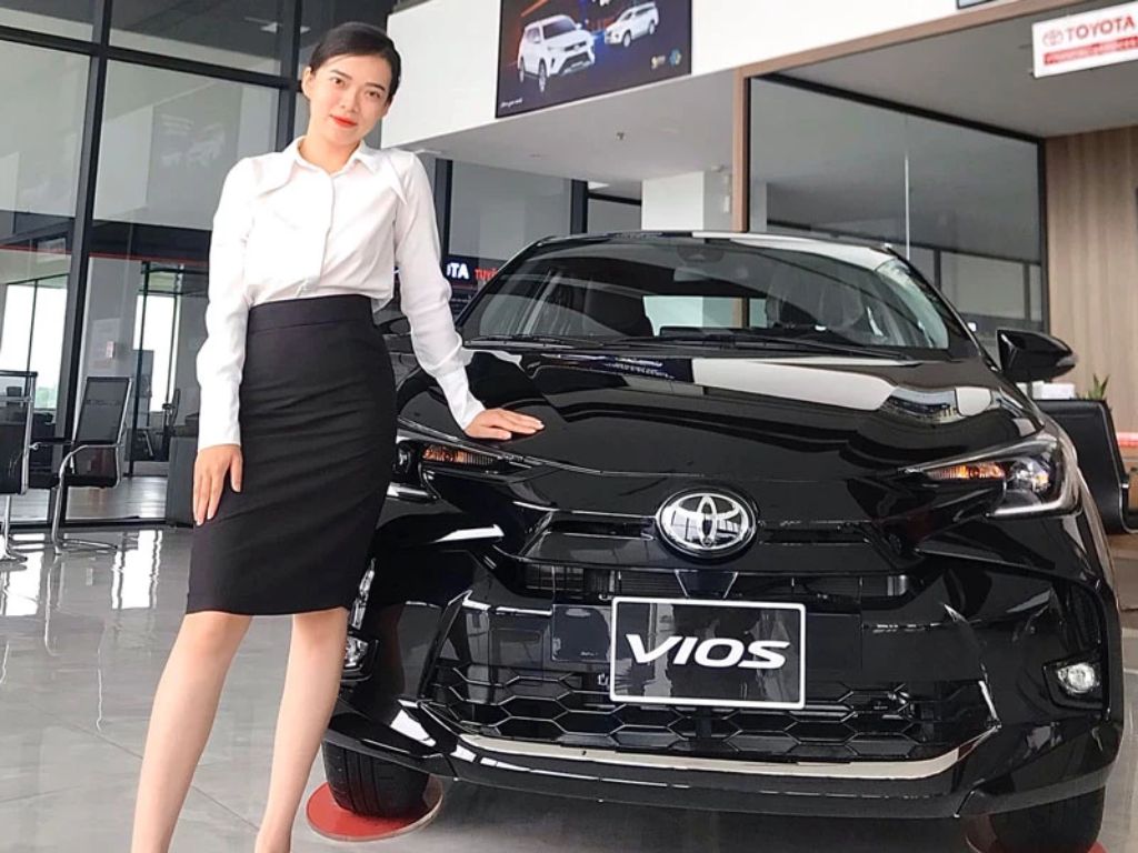 Xe 4 chỗ đẹp Toyota Vios màu đen lịch lãm trong showroom