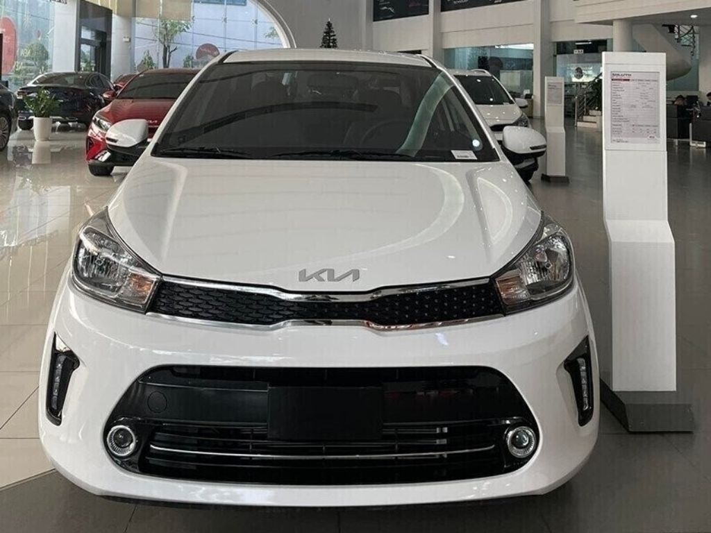 Kia Soluto phiên bản mới màu trắng tại đại lý
