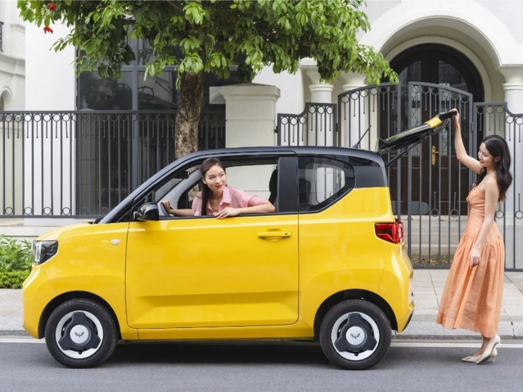 Xe 4 chỗ đẹp Wuling Mini EV màu vàng nhỏ gọn cho nữ giới