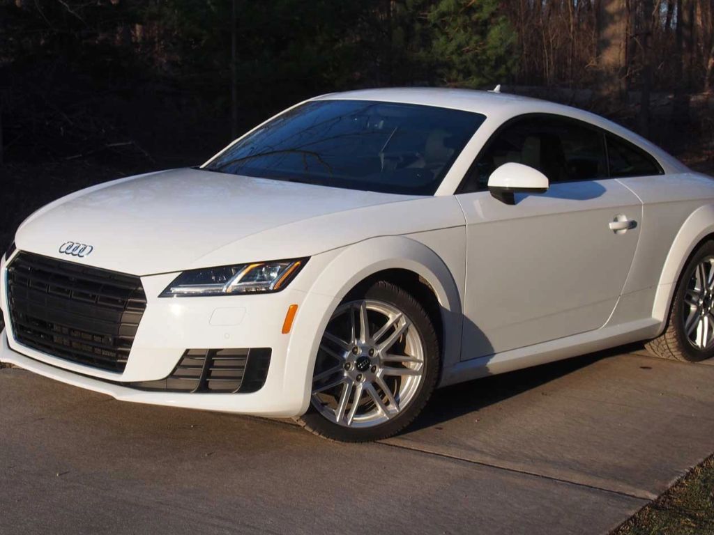 Audi TT trắng – xe hơi 2 chỗ nhỏ gọn mang thiết kế coupe thanh lịch.