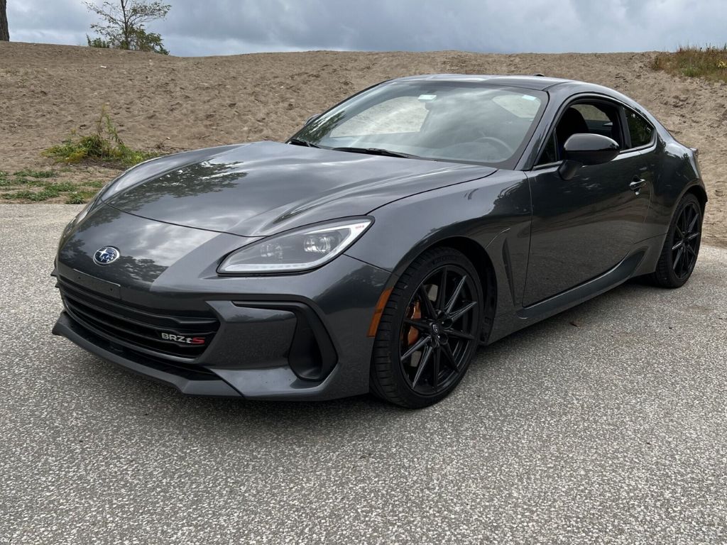 Subaru BRZ S màu xám – xe hơi 2 chỗ thể thao dẫn động cầu sau hiệu năng cao.