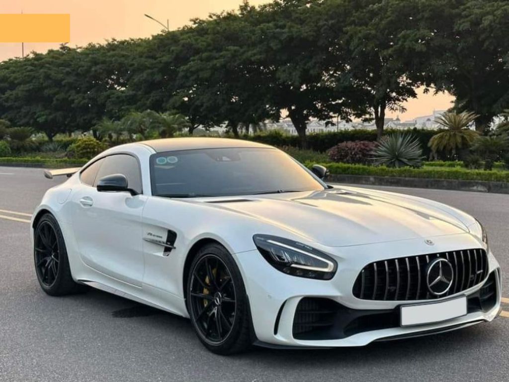 Mercedes-AMG GT R trắng – xe hơi 2 chỗ hiệu suất cao.