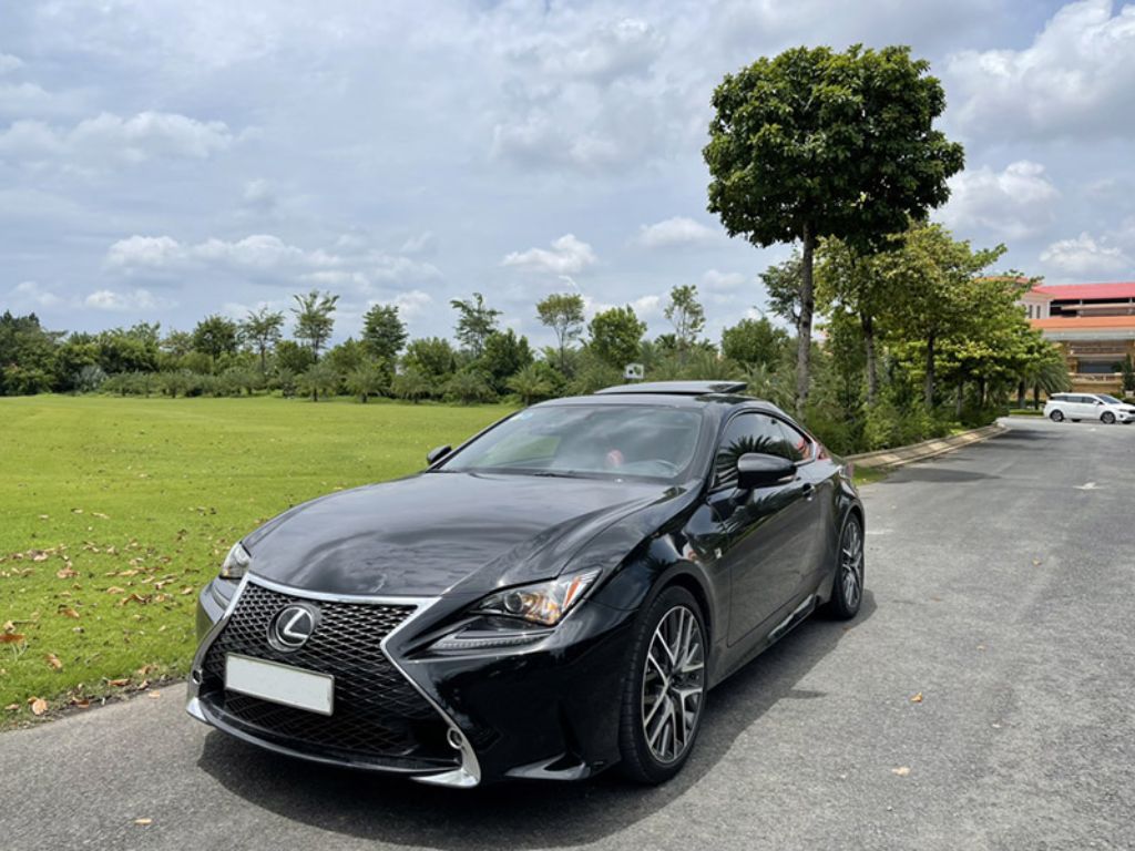 Lexus RC đen – xe hơi 2 chỗ hạng sang.