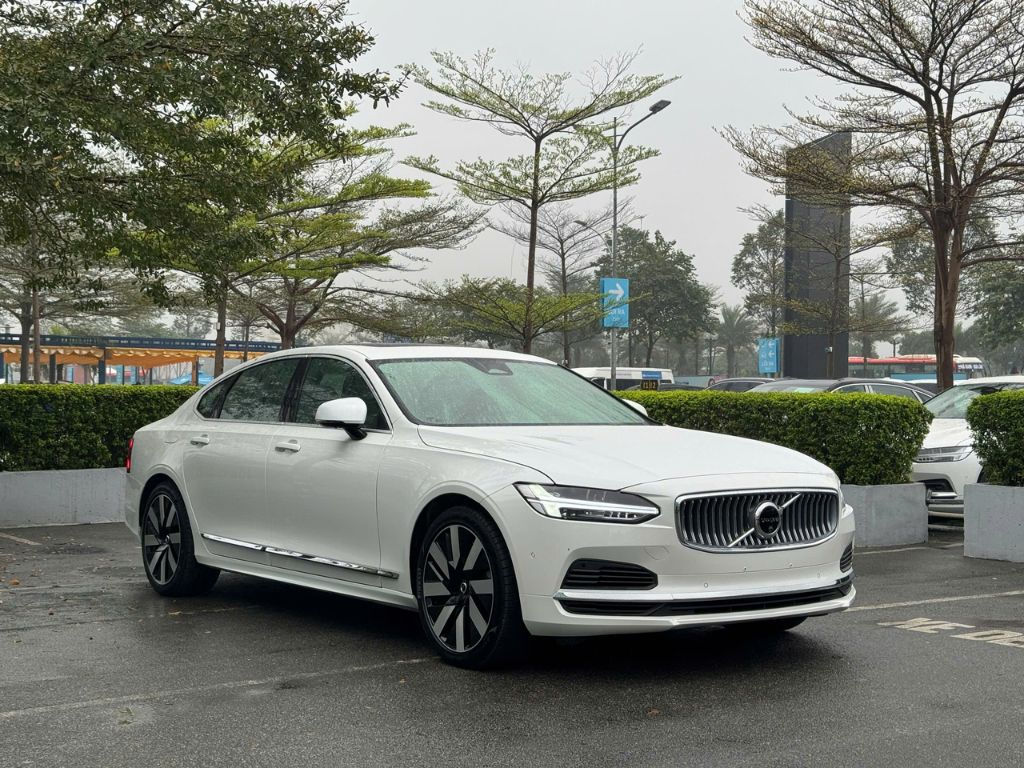 Volvo S90 màu trắng 