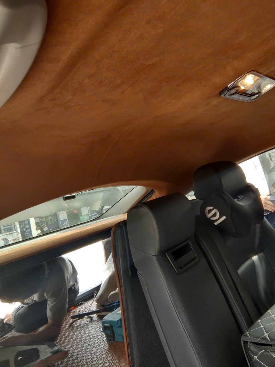 Bọc trần da lộn ô tô màu da bò tại VinaWash