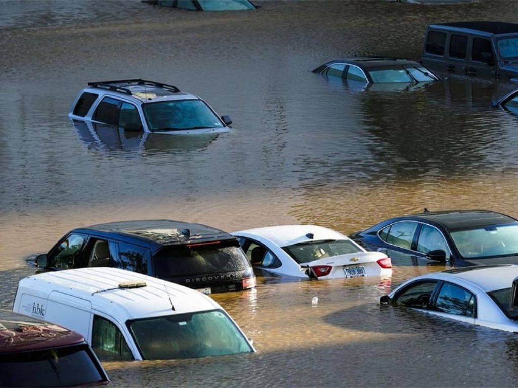 Cách nhận biết xe ô tô bị thủy kích khi đỗ trong khu vực ngập nước sâu