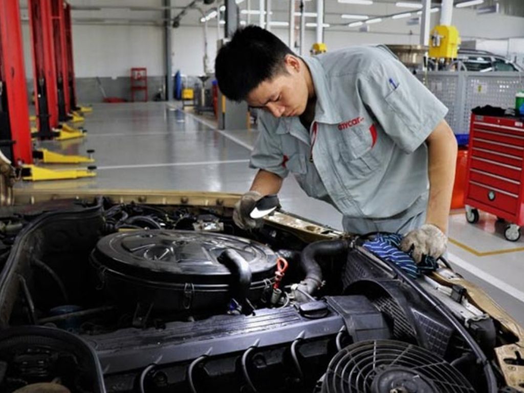 Thợ kỹ thuật đang kiểm tra động cơ để xác định xe ô tô bị thủy kích