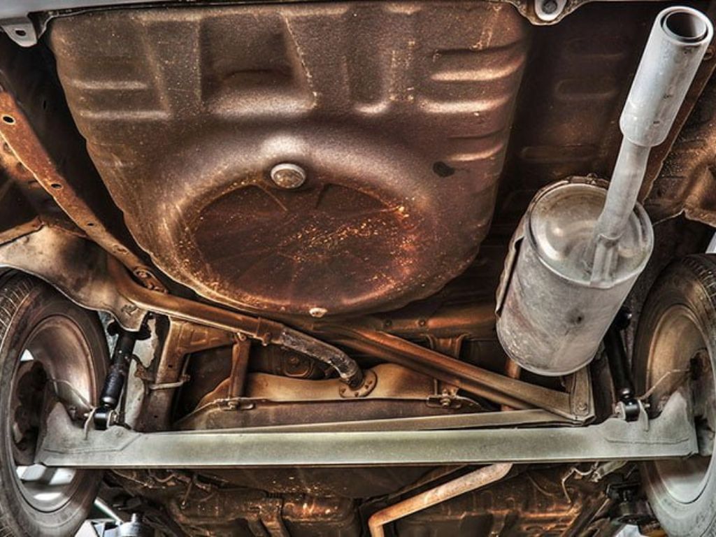 Cách nhận biết xe ô tô bị thủy kích qua gầm xe và ống xả có dấu hiệu rỉ sét