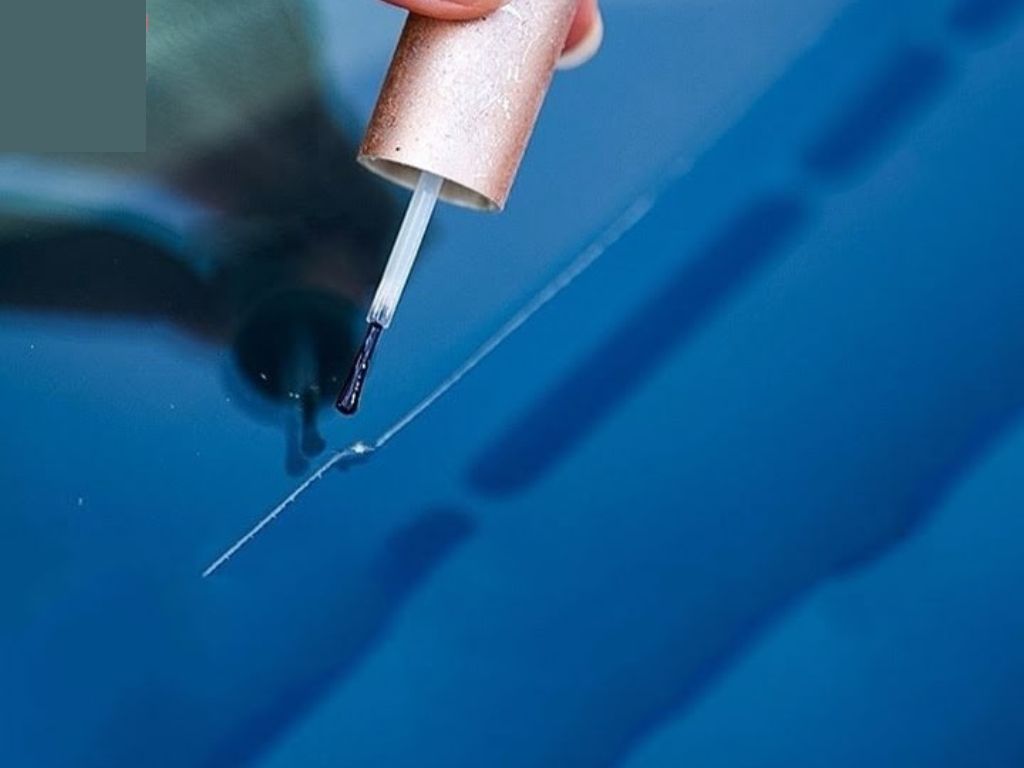 Dùng sơn móng tay trong suốt xử lý kính ô tô bị trầy sâu