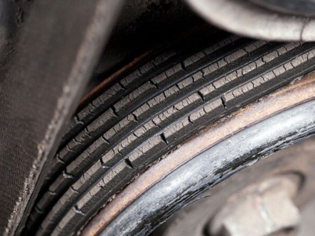 Dây curoa ô tô bị trùng và nứt bề mặt sau thời gian dài sử dụng khiến động cơ phát ra tiếng kêu bất thường