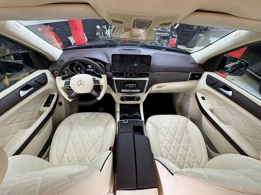 Đổi màu nội thất ô tô Mercedes cao cấp với ghế da họa tiết kim cương hiện đại.