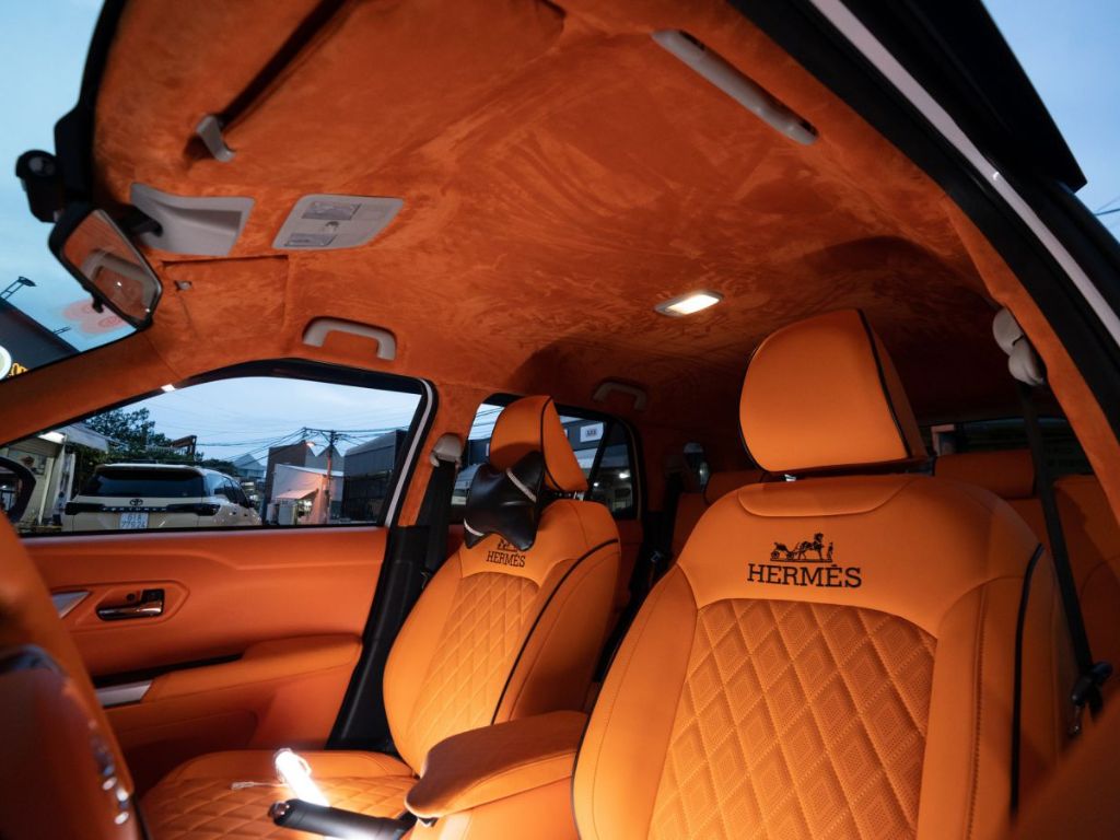 Đổi màu nội thất ô tô phong cách Hermès sang trọng với tone cam nổi bật.