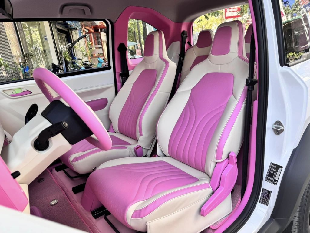 Đổi màu nội thất ô tô mini cá tính với ghế bọc da hồng trắng trẻ trung.