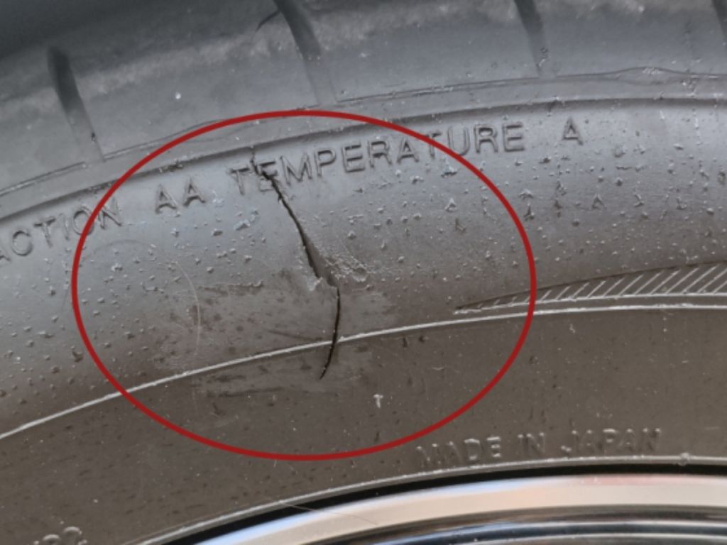 Vết nứt trên lốp ô tô bị sứt được khoanh tròn cảnh báo người lái nên kiểm tra và thay mới kịp thời