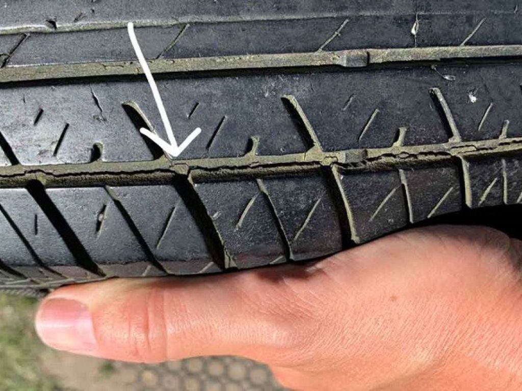 Lốp ô tô bị sứt nhẹ ở phần gai, dấu hiệu mòn không đều cần kiểm tra độ căng và áp suất lốp