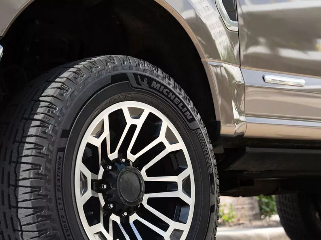 Lốp ô tô mới thay thế sau khi lốp cũ bị sứt, giúp xe vận hành êm ái và an toàn hơn trên mọi cung đường.