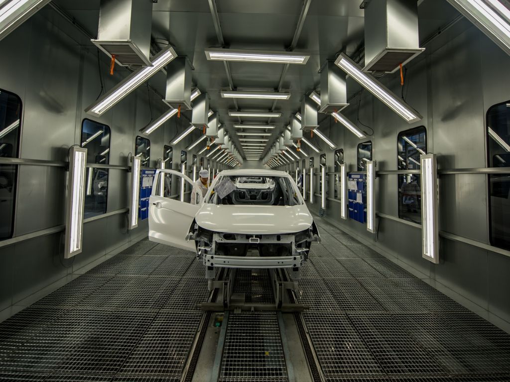 Phòng sơn ô tô – công đoạn kiểm soát giúp tránh lỗi sơn bị da cam.